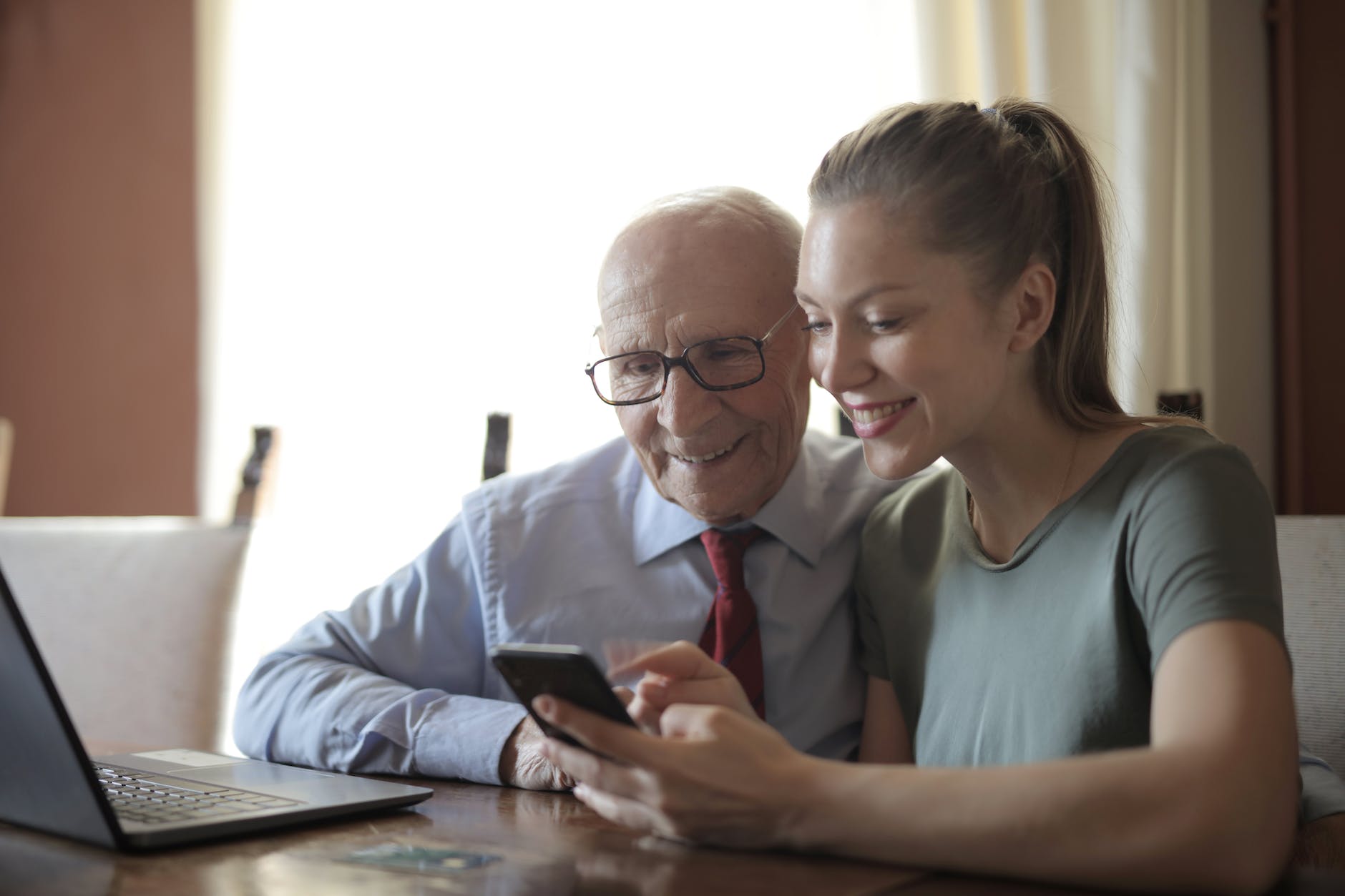 smartphone senior I StrongLink Technology