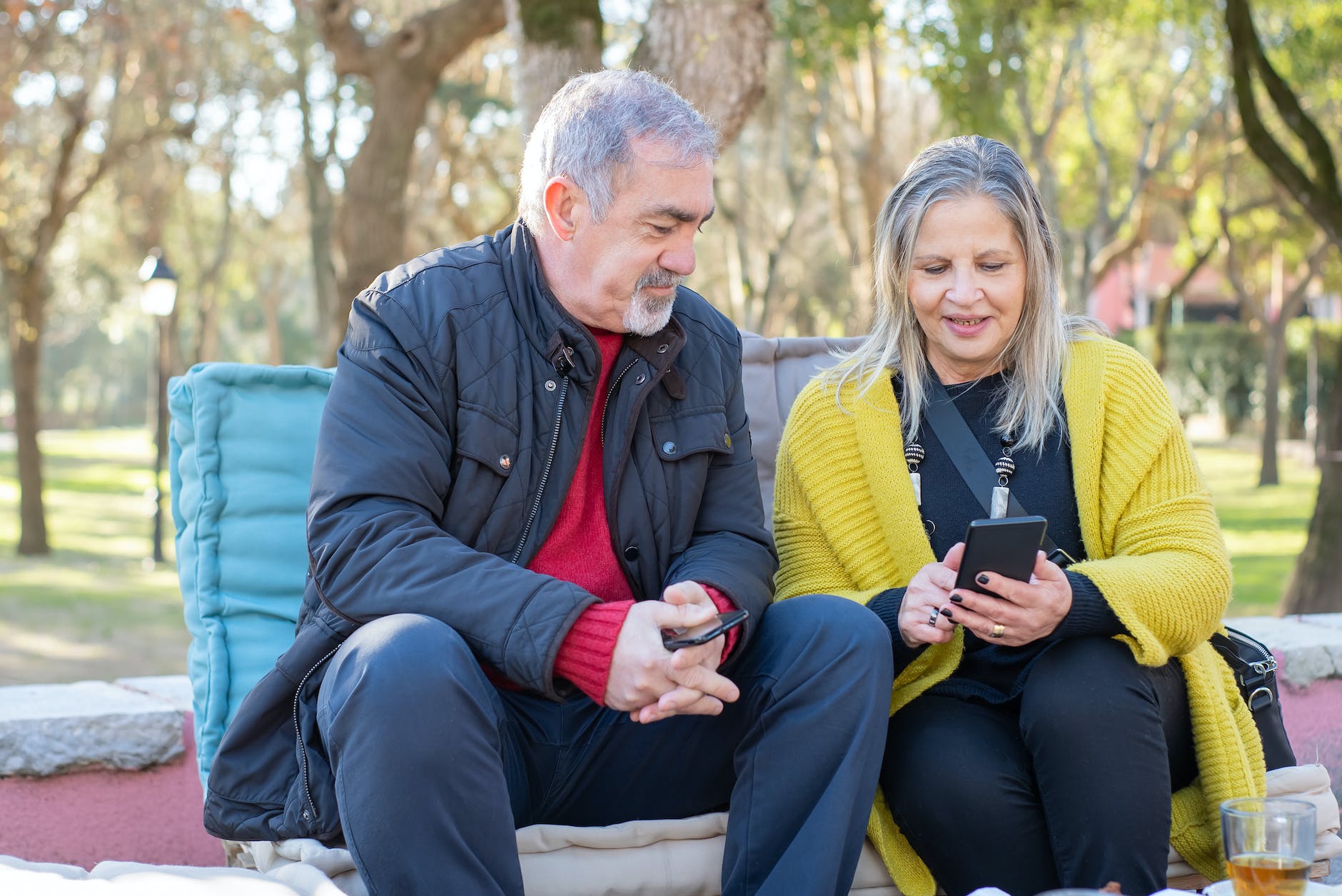 an elderly man and woman sitting at the park while having conversation i How Seniors Can Overcome Lack of Familiarity with Technology I StrongLink Technology I Sharanda Strong Henry