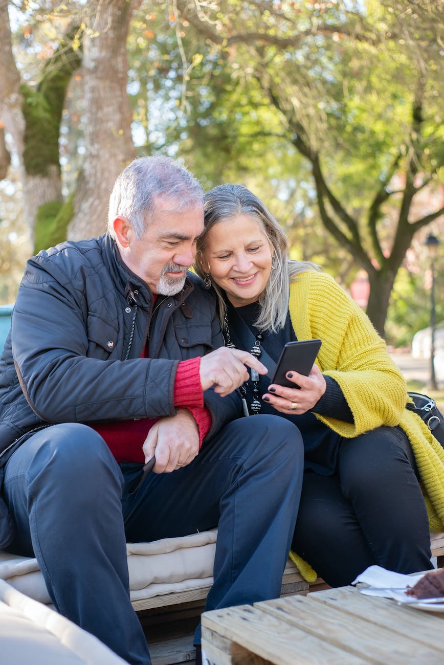 an elderly couple looking at a smartphone I How Seniors Can Overcome Lack of Familiarity with Technology I StrongLink Technology I Sharanda Strong Henry