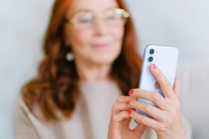 Know Senior-Friendly Smartphone Features I StrongLink Technology I Sharanday Strong Henry