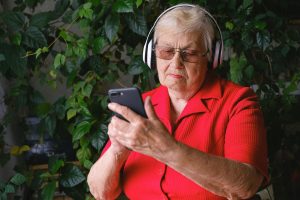 How to use the internet for seniors I StrongLink Technology I Sharanda Strong Henry