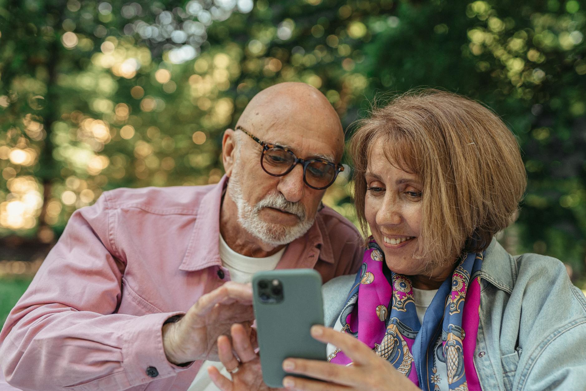 Best Apps for Seniors 2024 I StrongLink Technology I Sharanda Strong Henry