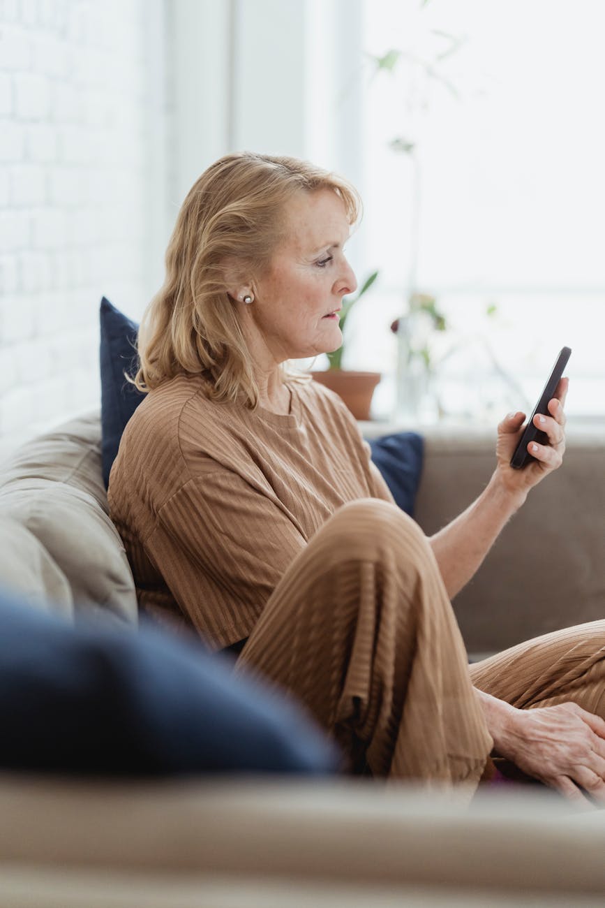 Screen Health Tips for Seniors: How to Protect Your Eyes While Using Smartphones